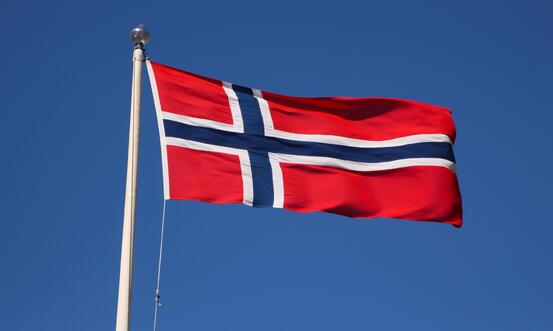 Norsk flagg som vaier i vinden