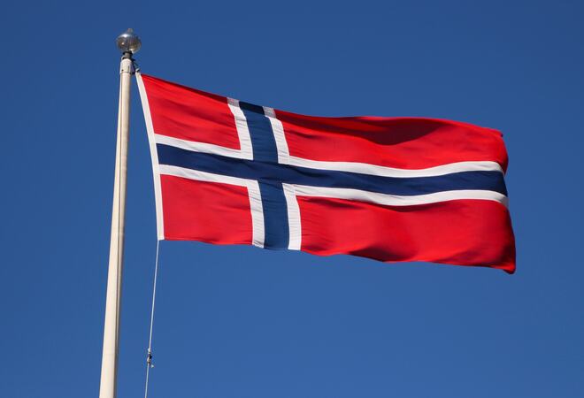 Norsk flagg som vaier i vinden