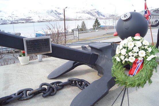 Foto av anker med krans, i Ramsund