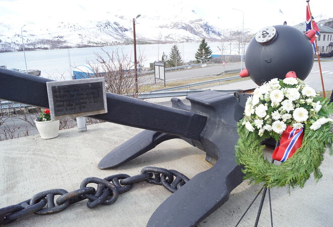 Foto av anker med krans, i Ramsund