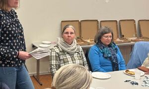 Tale ved hovedtillitsvalgt Stina Meyer Nibe, som står ved bordenden mens sykepleierne sitter og lytter