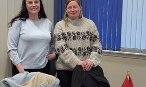Sykepleierne Nadia og Ida fortalte om Blå kors og deres arbeid innen rusbehandling