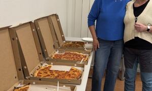 Ruth Edel og Rita står ved et langt bord med pizza