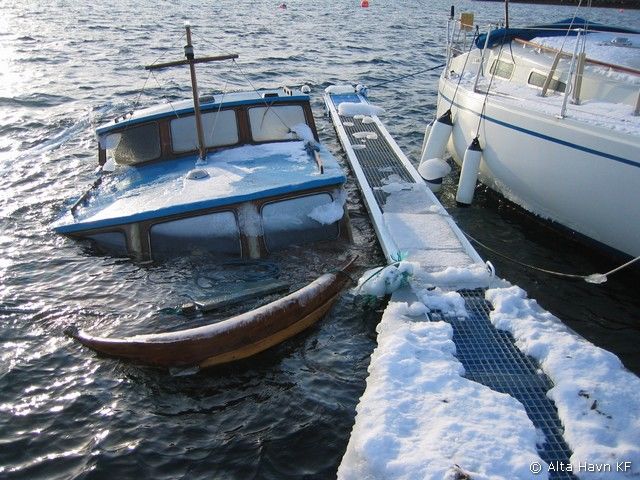Havarert trebåt i Urnesbukta Marina, foto; Alta Havn KF